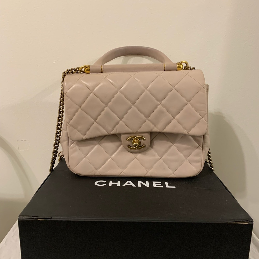 CHANEL
Calfskin Quilted Large Gold Bar Top Handle Flap Light Pink